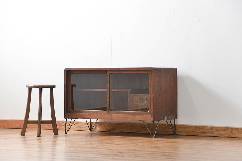 アンティーク家具　アンティーク 鉄脚付きのシンプルなガラス収納棚(1)(ローボード、飾り棚、サイドボード)