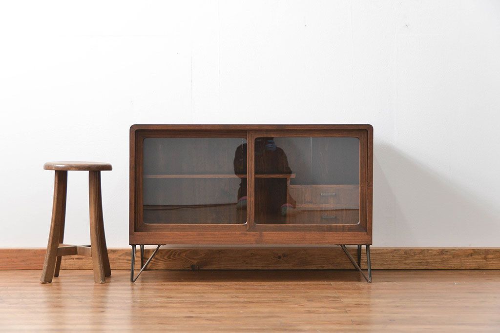 アンティーク家具　アンティーク 鉄脚付きのシンプルなガラス収納棚(1)(ローボード、飾り棚、サイドボード)