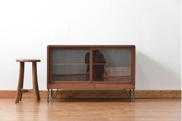 アンティーク家具　アンティーク 鉄脚付きのシンプルなガラス収納棚(1)(ローボード、飾り棚、サイドボード)