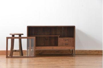 アンティーク家具　アンティーク 鉄脚付きのシンプルなガラス収納棚(1)(ローボード、飾り棚、サイドボード)