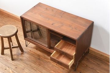 アンティーク家具　アンティーク 鉄脚付きのシンプルなガラス収納棚(1)(ローボード、飾り棚、サイドボード)