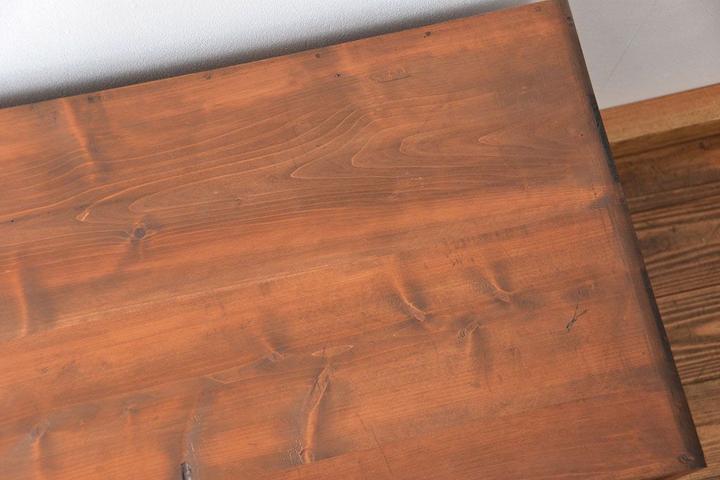 アンティーク家具　アンティーク 鉄脚付きのシンプルなガラス収納棚(1)(ローボード、飾り棚、サイドボード)