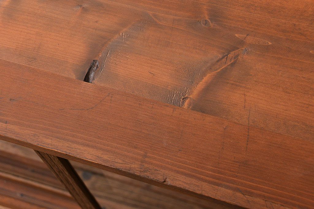 アンティーク家具　アンティーク 鉄脚付きのシンプルなガラス収納棚(1)(ローボード、飾り棚、サイドボード)