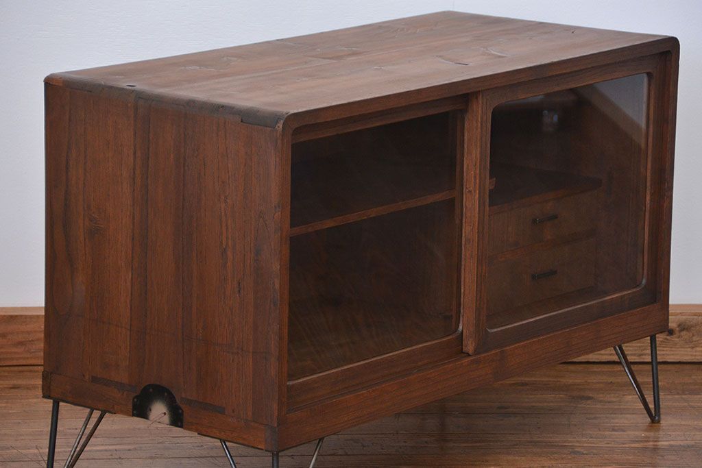 アンティーク家具　アンティーク 鉄脚付きのシンプルなガラス収納棚(1)(ローボード、飾り棚、サイドボード)