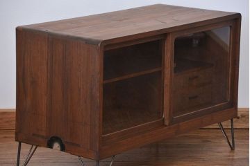 アンティーク家具　アンティーク 鉄脚付きのシンプルなガラス収納棚(1)(ローボード、飾り棚、サイドボード)