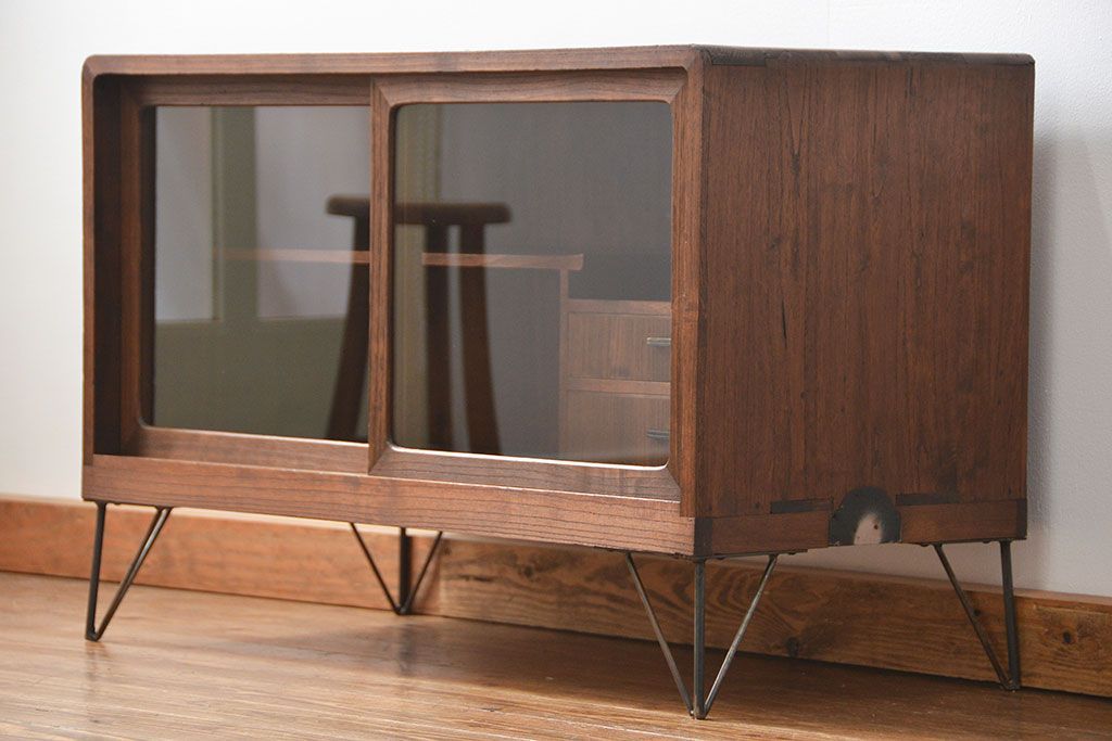 アンティーク家具　アンティーク 鉄脚付きのシンプルなガラス収納棚(1)(ローボード、飾り棚、サイドボード)