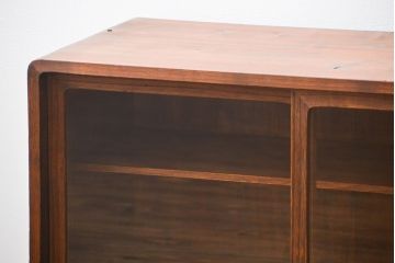 アンティーク家具　アンティーク 鉄脚付きのシンプルなガラス収納棚(1)(ローボード、飾り棚、サイドボード)