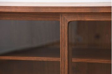 アンティーク家具　アンティーク 鉄脚付きのシンプルなガラス収納棚(1)(ローボード、飾り棚、サイドボード)