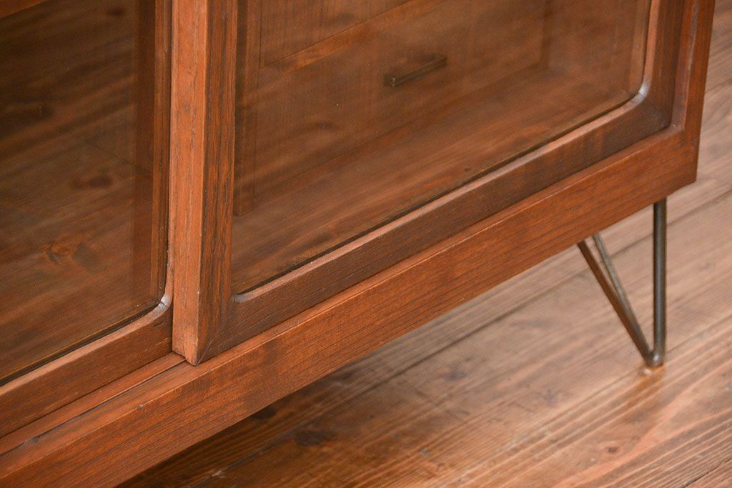 アンティーク家具　アンティーク 鉄脚付きのシンプルなガラス収納棚(1)(ローボード、飾り棚、サイドボード)