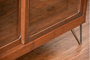 アンティーク家具　アンティーク 鉄脚付きのシンプルなガラス収納棚(1)(ローボード、飾り棚、サイドボード)