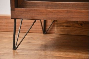 アンティーク家具　アンティーク 鉄脚付きのシンプルなガラス収納棚(1)(ローボード、飾り棚、サイドボード)