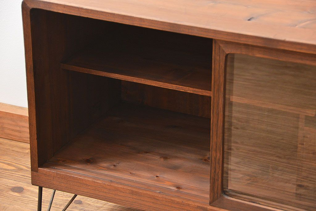 アンティーク家具　アンティーク 鉄脚付きのシンプルなガラス収納棚(1)(ローボード、飾り棚、サイドボード)