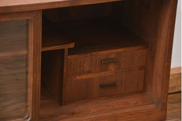 アンティーク家具　アンティーク 鉄脚付きのシンプルなガラス収納棚(1)(ローボード、飾り棚、サイドボード)