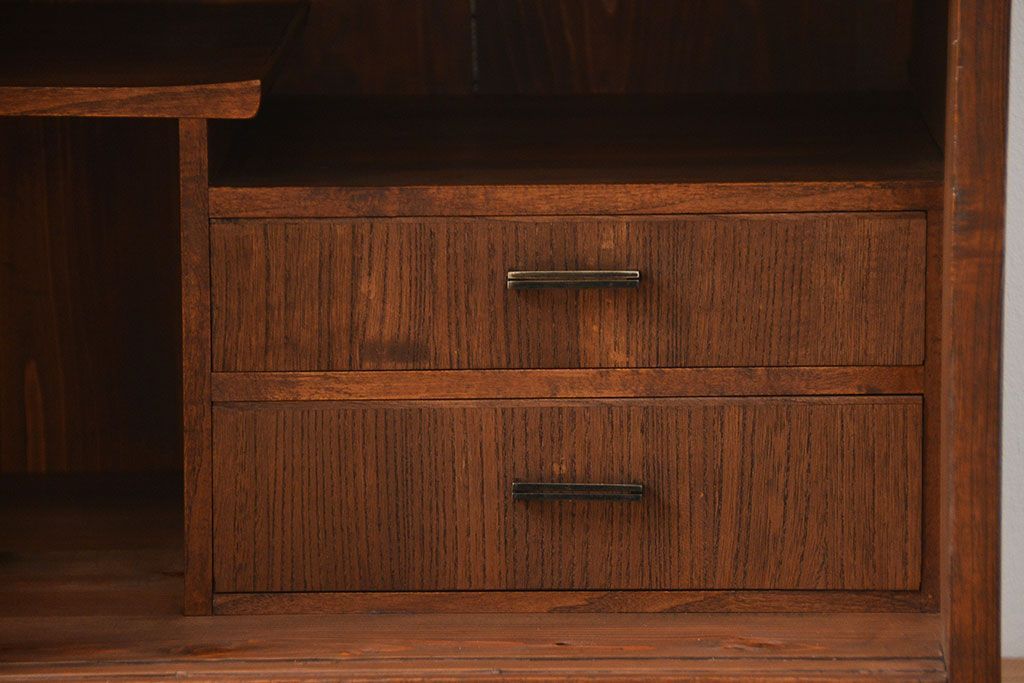 アンティーク家具　アンティーク 鉄脚付きのシンプルなガラス収納棚(1)(ローボード、飾り棚、サイドボード)