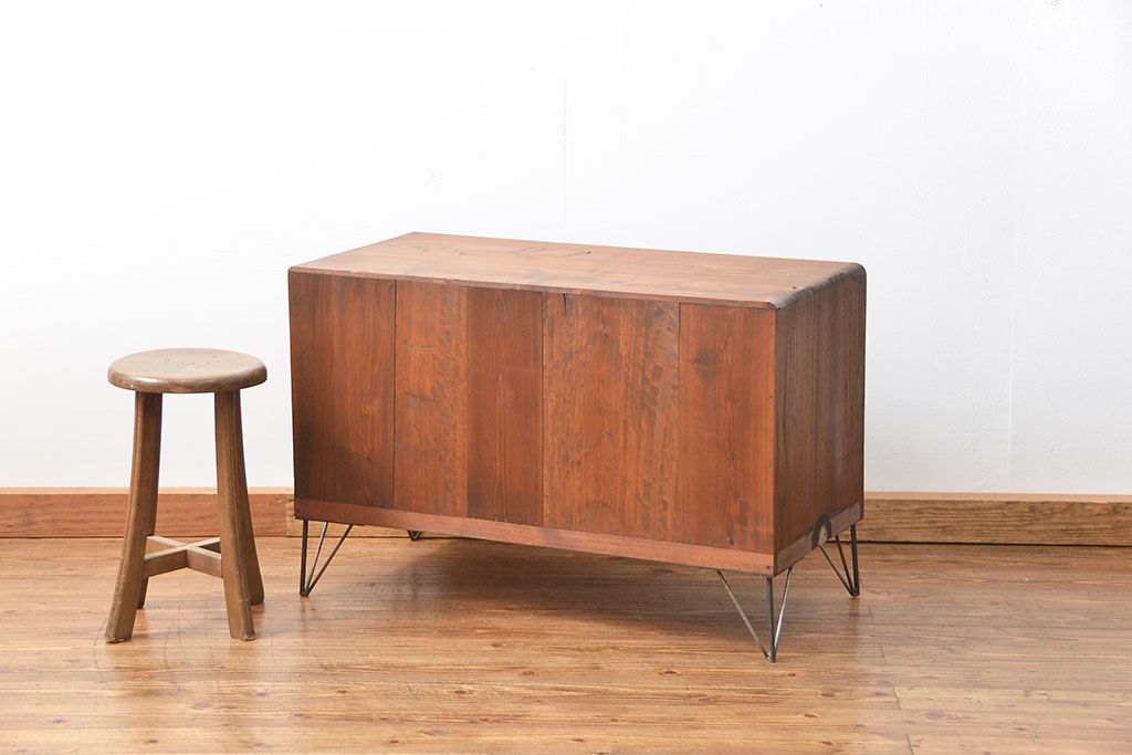 アンティーク家具　アンティーク 鉄脚付きのシンプルなガラス収納棚(1)(ローボード、飾り棚、サイドボード)