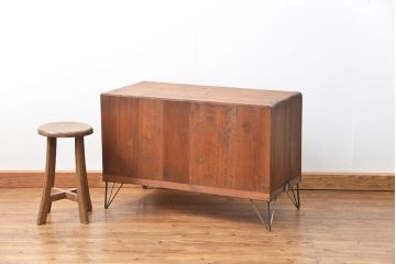 アンティーク家具　アンティーク 鉄脚付きのシンプルなガラス収納棚(1)(ローボード、飾り棚、サイドボード)