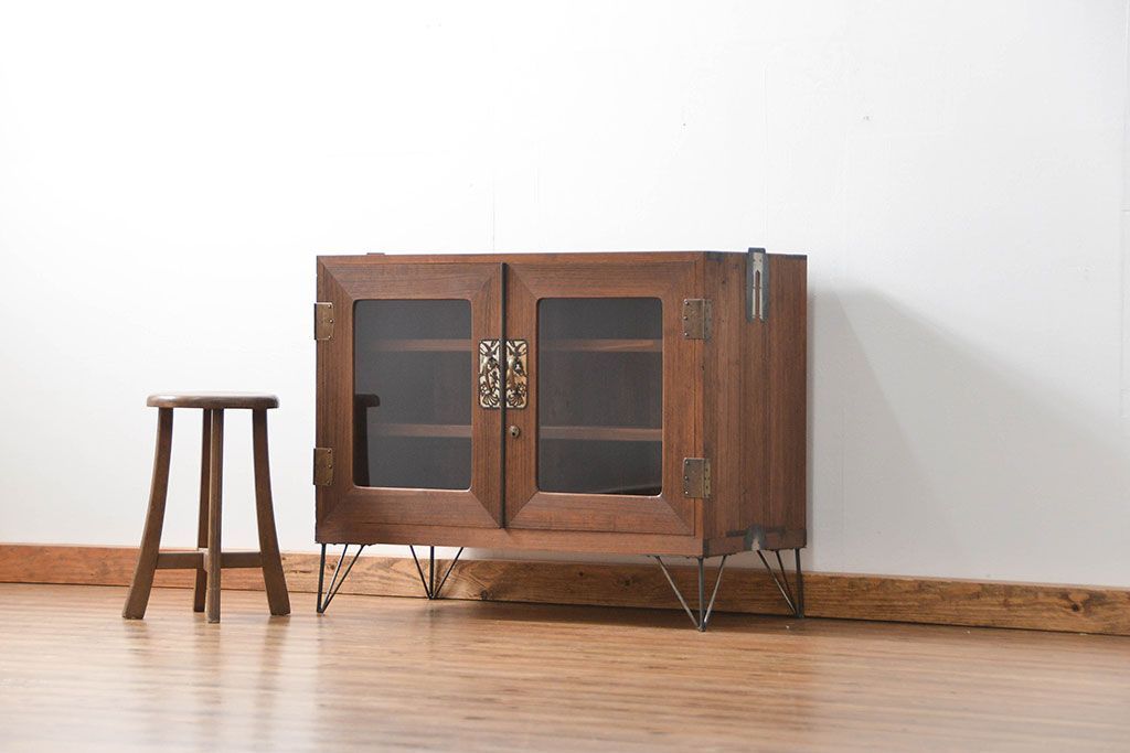 アンティーク家具　アンティーク 鉄脚付きのシンプルなガラス収納棚(2)(ローボード、飾り棚、サイドボード)