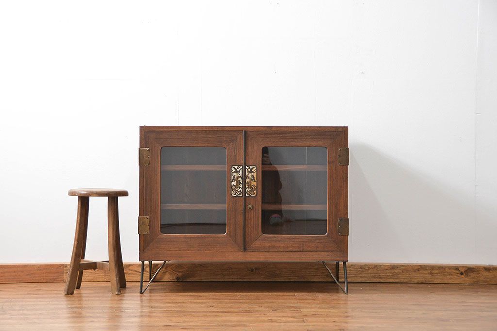 アンティーク家具　アンティーク 鉄脚付きのシンプルなガラス収納棚(2)(ローボード、飾り棚、サイドボード)