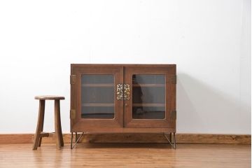 アンティーク家具　アンティーク 鉄脚付きのシンプルなガラス収納棚(2)(ローボード、飾り棚、サイドボード)