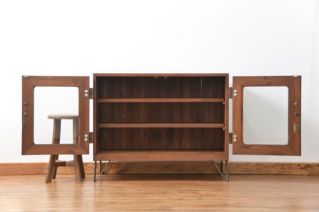 アンティーク家具　アンティーク 鉄脚付きのシンプルなガラス収納棚(2)(ローボード、飾り棚、サイドボード)