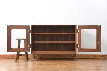 アンティーク家具　アンティーク 鉄脚付きのシンプルなガラス収納棚(2)(ローボード、飾り棚、サイドボード)