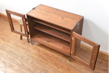 アンティーク家具　アンティーク 鉄脚付きのシンプルなガラス収納棚(2)(ローボード、飾り棚、サイドボード)