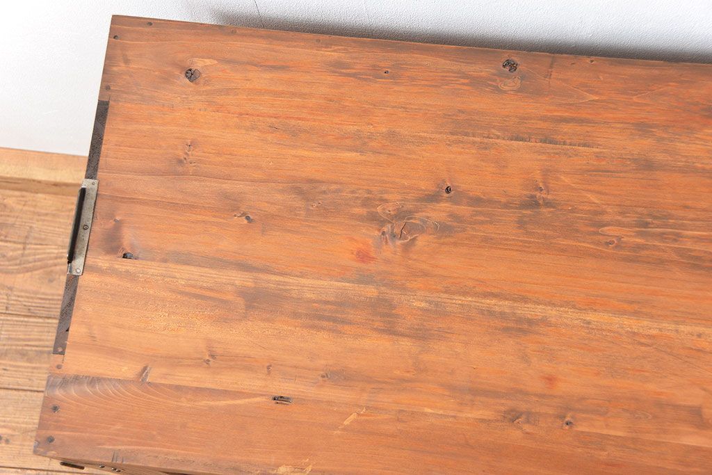 アンティーク家具　アンティーク 鉄脚付きのシンプルなガラス収納棚(2)(ローボード、飾り棚、サイドボード)