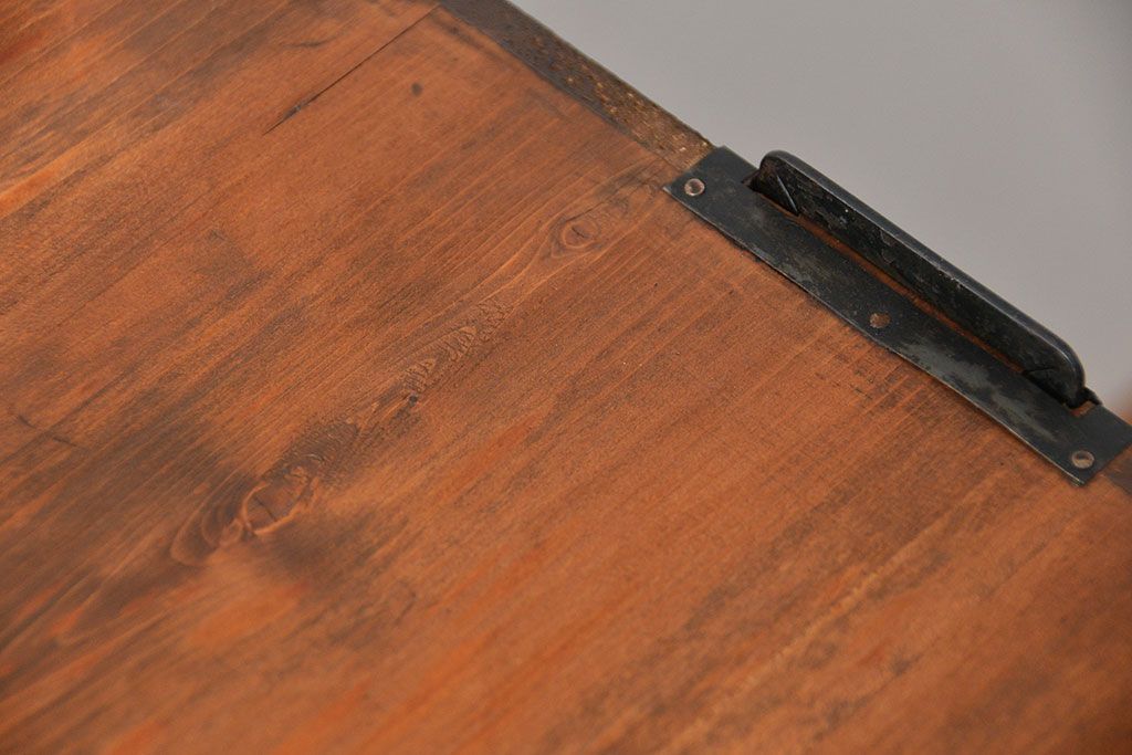 アンティーク家具　アンティーク 鉄脚付きのシンプルなガラス収納棚(2)(ローボード、飾り棚、サイドボード)