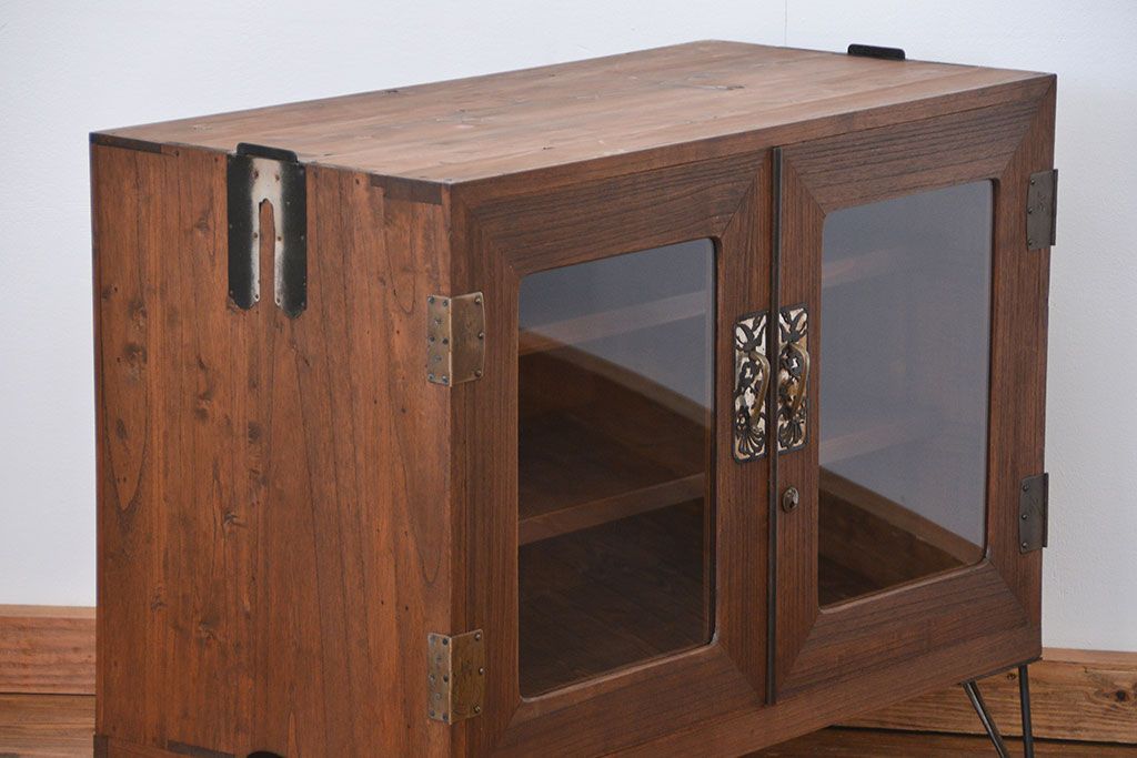 アンティーク家具　アンティーク 鉄脚付きのシンプルなガラス収納棚(2)(ローボード、飾り棚、サイドボード)