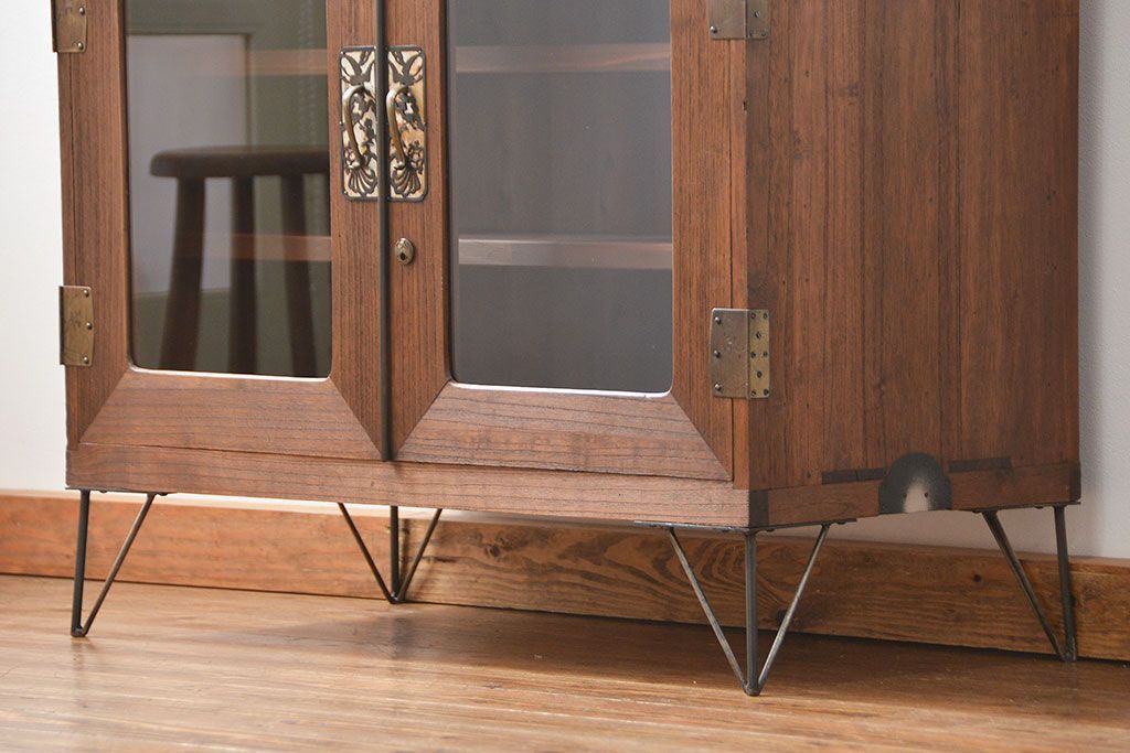 アンティーク家具　アンティーク 鉄脚付きのシンプルなガラス収納棚(2)(ローボード、飾り棚、サイドボード)