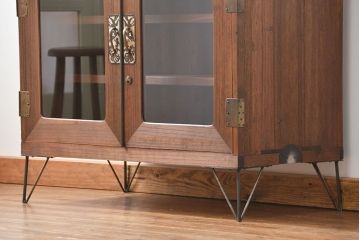 アンティーク家具　アンティーク 鉄脚付きのシンプルなガラス収納棚(2)(ローボード、飾り棚、サイドボード)