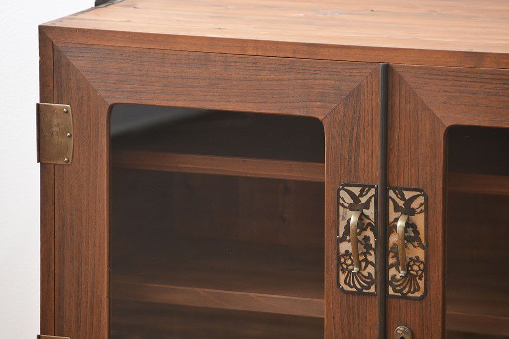 アンティーク家具　アンティーク 鉄脚付きのシンプルなガラス収納棚(2)(ローボード、飾り棚、サイドボード)