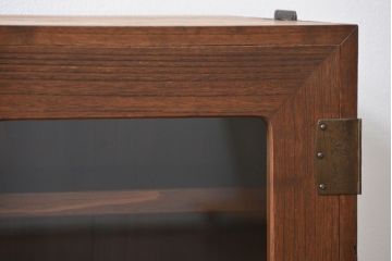 アンティーク家具　アンティーク 鉄脚付きのシンプルなガラス収納棚(2)(ローボード、飾り棚、サイドボード)