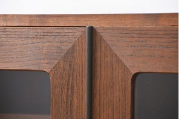 アンティーク家具　アンティーク 鉄脚付きのシンプルなガラス収納棚(2)(ローボード、飾り棚、サイドボード)