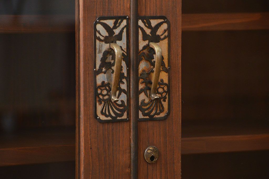 アンティーク家具　アンティーク 鉄脚付きのシンプルなガラス収納棚(2)(ローボード、飾り棚、サイドボード)