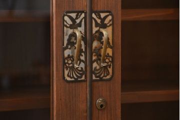 アンティーク家具　アンティーク 鉄脚付きのシンプルなガラス収納棚(2)(ローボード、飾り棚、サイドボード)