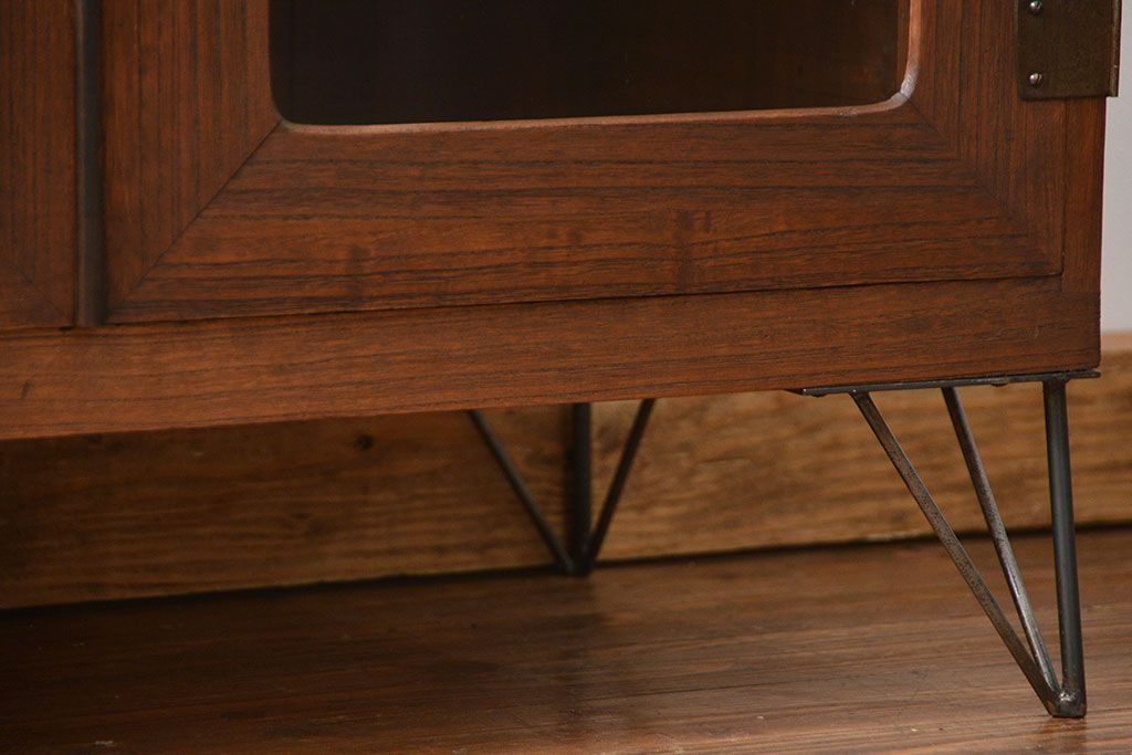 アンティーク家具　アンティーク 鉄脚付きのシンプルなガラス収納棚(2)(ローボード、飾り棚、サイドボード)