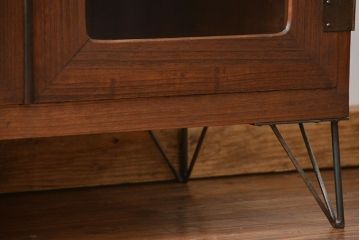 アンティーク家具　アンティーク 鉄脚付きのシンプルなガラス収納棚(2)(ローボード、飾り棚、サイドボード)
