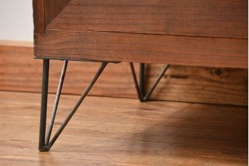 アンティーク家具　アンティーク 鉄脚付きのシンプルなガラス収納棚(2)(ローボード、飾り棚、サイドボード)