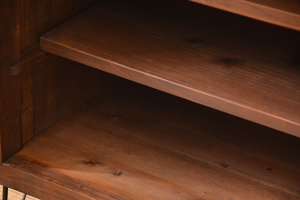 アンティーク家具　アンティーク 鉄脚付きのシンプルなガラス収納棚(2)(ローボード、飾り棚、サイドボード)