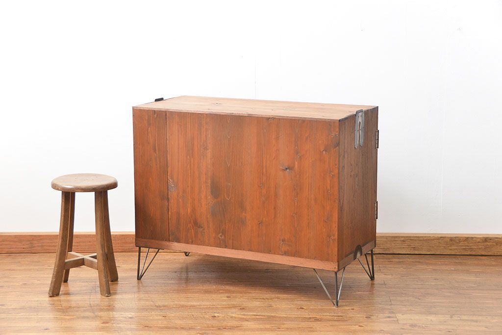 アンティーク家具　アンティーク 鉄脚付きのシンプルなガラス収納棚(2)(ローボード、飾り棚、サイドボード)