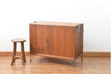 アンティーク家具　アンティーク 鉄脚付きのシンプルなガラス収納棚(2)(ローボード、飾り棚、サイドボード)