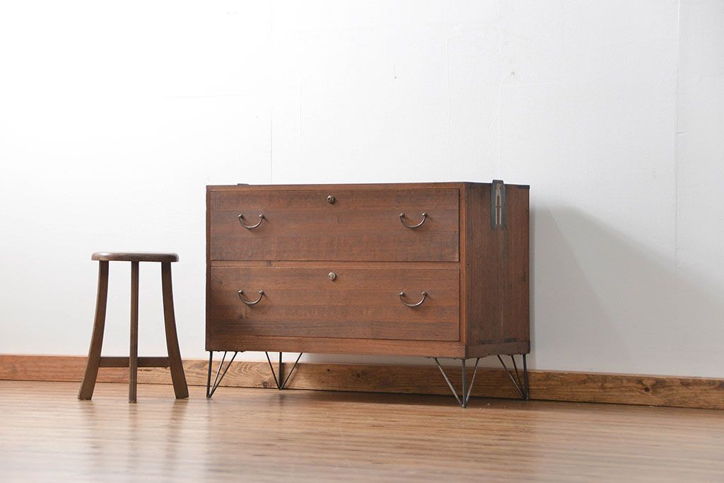 アンティーク家具　アンティーク シンプルな鉄脚付きローチェスト(3)(ローボード、たんす、タンス)