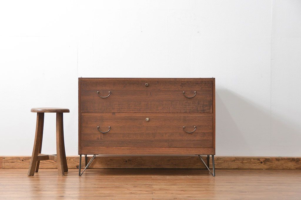 アンティーク家具　アンティーク シンプルな鉄脚付きローチェスト(3)(ローボード、たんす、タンス)