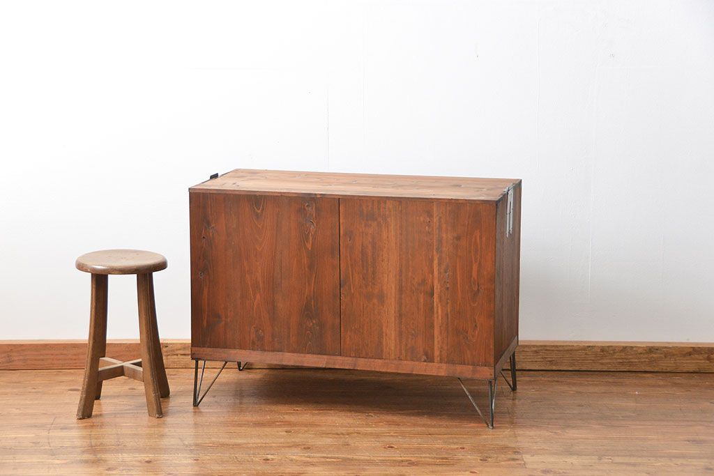 アンティーク家具　アンティーク シンプルな鉄脚付きローチェスト(3)(ローボード、たんす、タンス)