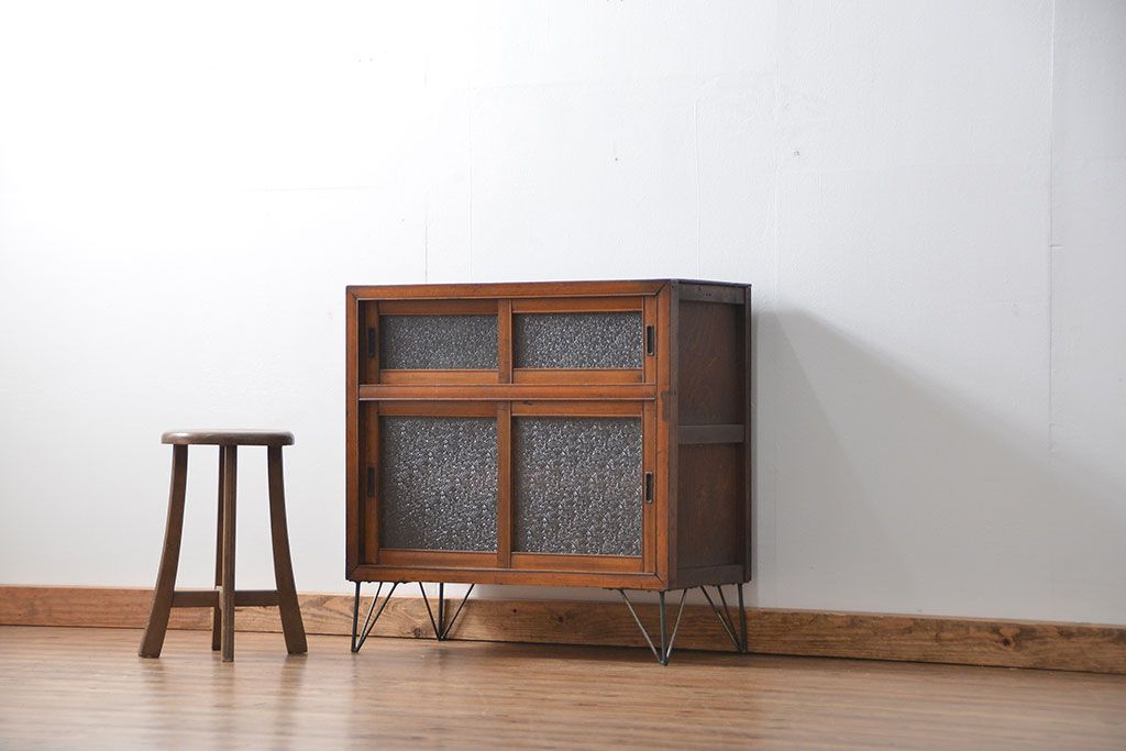 アンティーク家具　アンティーク 鉄脚付きダイヤガラス収納棚(食器棚、鉄足)