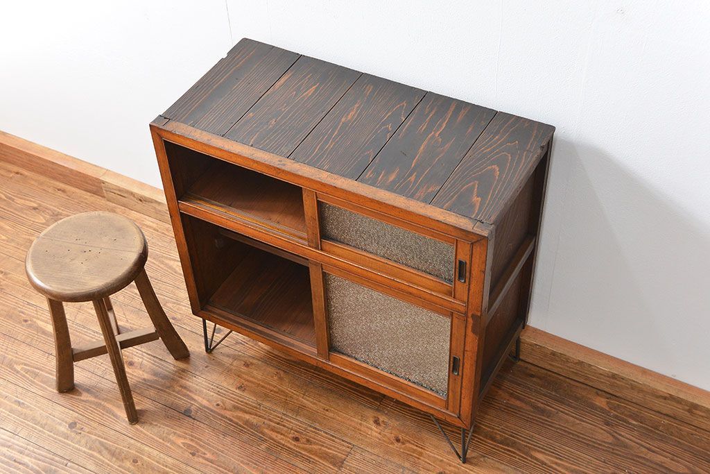 アンティーク家具　アンティーク 鉄脚付きダイヤガラス収納棚(食器棚、鉄足)