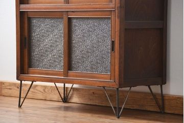 アンティーク家具　アンティーク 鉄脚付きダイヤガラス収納棚(食器棚、鉄足)
