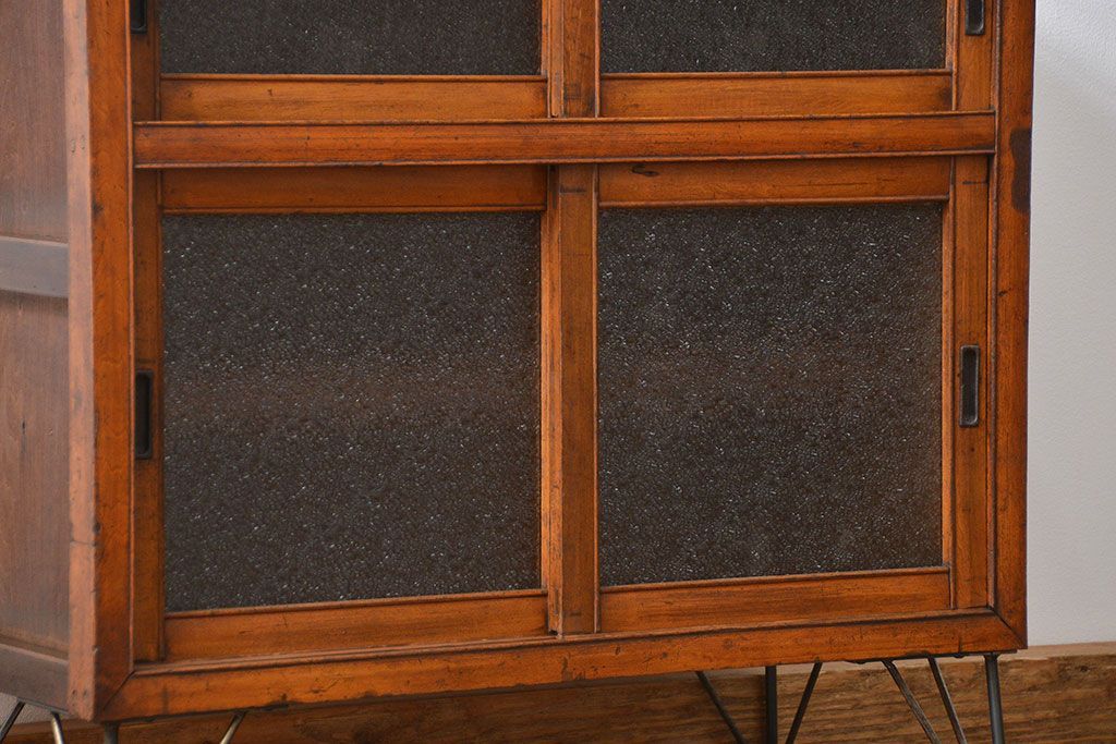 アンティーク家具　アンティーク 鉄脚付きダイヤガラス収納棚(食器棚、鉄足)