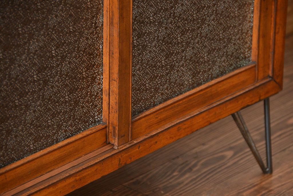 アンティーク家具　アンティーク 鉄脚付きダイヤガラス収納棚(食器棚、鉄足)